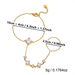 Vue détaillée du bracelet-bague en acier doré avec pierres en zircon et dimensions