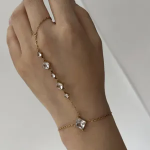 Bracelet bague élégant en acier inoxydable doré avec zircones carrées claires.