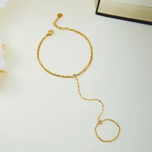 Vue détaillée d'un élégant bracelet chaîne de doigt en acier inoxydable doré avec zircons
