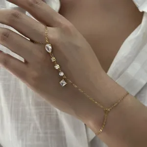 Bracelet bague chaîne de main élégant en acier doré avec zircons sur mannequin