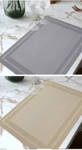 Dettaglio tovaglietta intrecciata in PVC mostra texture e due colori per la tavola.