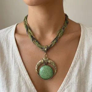 Collana etnica boho vintage con grande pendente in pietra verde e cordino intrecciato.