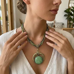 Modella indossa collana bohémien vintage con pendente in pietra verde e perline.