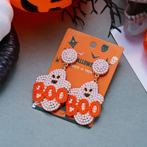 Handgefertigte Halloween-Geisterohrringe mit Perlen und orangefarbenem BOO-Schriftzug.