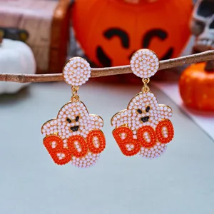 Detail von Halloween-Geisterohrringen mit orangefarbenen BOO-Perlen und Kristallen