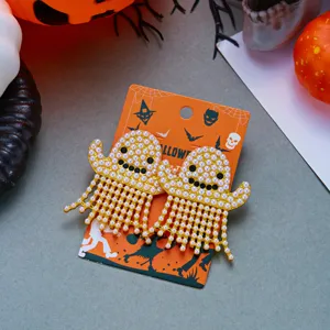 Detailaufnahme der modischen Halloween-Geisterohrringe mit weißen Perlenfransenquasten