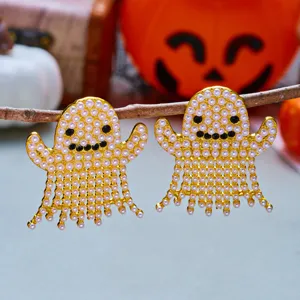 Detailansicht von Halloween Geist Quastenohrringen mit Perlen und Strasssteinen
