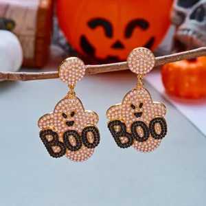 Nahaufnahme der Halloween Geister-Ohrringe mit weißen Perlen und schwarzem BOO-Schriftzug.