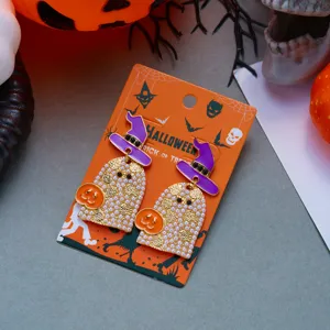 Detailansicht der Halloween-Geisterohrringe mit Perlen und lila Hexenhüten verziert