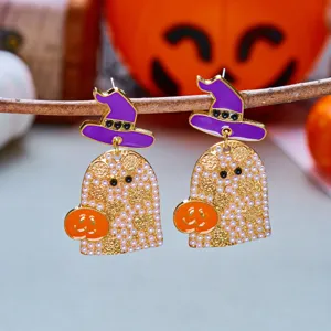 Detailaufnahme von Halloween-Geist-Ohrringen mit lila Hexenhüten und Perlenverzierung