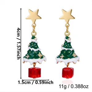 Vista dettagliata degli orecchini a forma di albero di Natale con stella e pacchetto regalo rosso