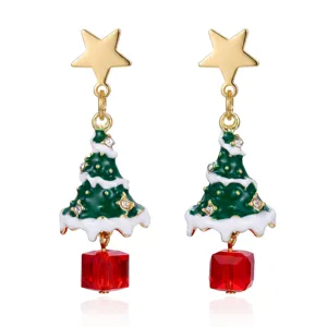 Vista dettagliata degli orecchini ad albero di Natale con stella dorata e perla rossa