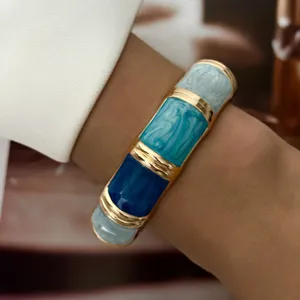 Detailaufnahme eines Damen-Armreifs aus Legierung mit blauem Emaille-Marmor-Effekt