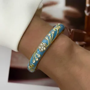 Nahaufnahme des eleganten blauen Emaille-Armreifs mit funkelnden Blumenkristallen