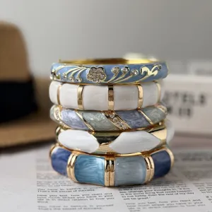 Detailansicht von blauen Vintage-Emaille-Armbändern mit eleganten Kristallakzenten