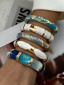 Set aus blauen Emaille- und vergoldeten Legierungsarmreifen mit Glitzersteinen