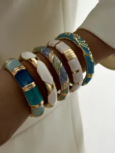 Nahaufnahme von Vintage-Legierungsreifen mit blauer Emaille und Strass am Handgelenk