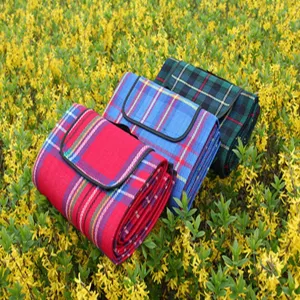 Wasserdichte klappbare Outdoor Picknickdecke mit Karomuster, Camping Matte Detailansicht.