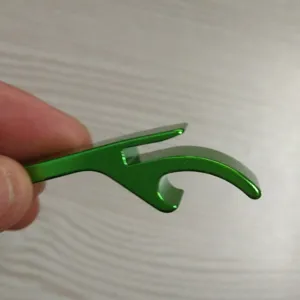 Abrebotellas portatil de aleacion de aluminio verde, llavero abridor de cerveza metalico.