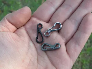 Mini Federkarabiner EDC Schlüsselanhänger Zubehör, leichten Metallkarabiner in drei Farben.