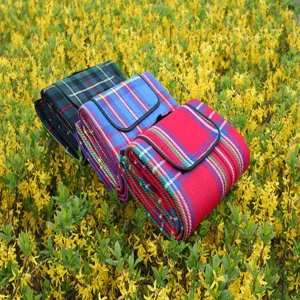 Detailansicht der Outdoor Picknickdecke mit gefalteten karierten wasserdichten Campingmatten.