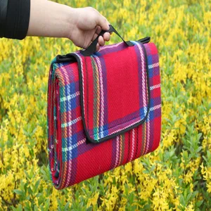 Tragbare rot blaue Karierte Picknickdecke mit schwarzem Griff fur Camping und Strand