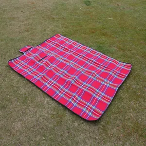 Waterdichte outdoor picnicdeken, rode geruite campingmat voor strand en reizen.