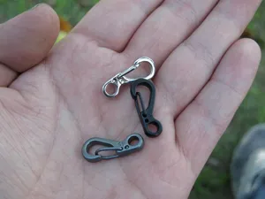 Mini Federkarabiner EDC Schlüsselanhänger Set in verschiedenen Metalloberflächen für Alltag.
