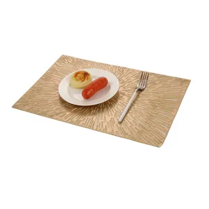 Primo piano sui dettagli della tovaglietta in PVC dorato, texture isolante e stile moderno.
