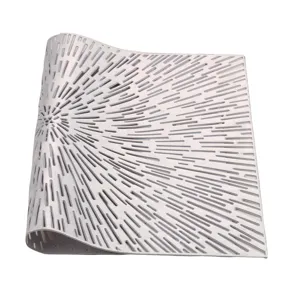 Vista dettagliata della tovaglietta scavata in PVC bronzato, elegante design argento.