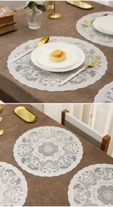 Detaillierte Ansicht der runden weißen Spitzen-Tischset auf braunem Tisch mit Geschirr.
