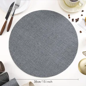 Vue de detail d'un set de table rond en cuir PU gris avec texture pour une belle decoration.