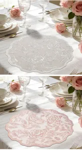 Elegantes rundes PVC-Tischset mit Rosenblüten-Prägung, wärmeisolierend und rutschfest.