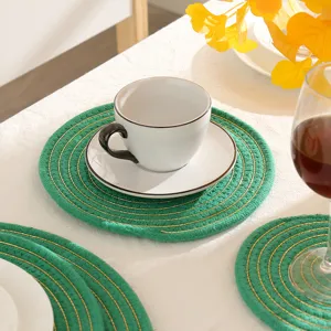 Close-up detail van groen geweven katoenen placemat met gouden draad accent voor eettafel.