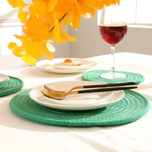 Ronde groene geweven placemat met gouden draad, elegante tafelmat voor warmte-isolatie.