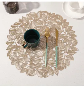 Elegante tovaglietta rotonda con motivo a foglie, resistente al calore per la cucina.