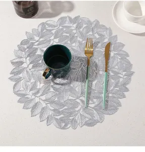 Tovaglietta rotonda con motivo a foglia argentata, elegante tappetino termico da tavola.