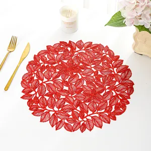 Tovaglietta rotonda rossa con foglia cava tappetino termoisolante decorativo per tavolo.