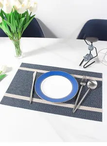 Vista dettagliata della tovaglietta intrecciata rettangolare con motivo blu e bianco.
