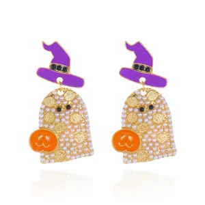 Detailansicht der Halloween-Geisterohrringe mit lila Hexenhut und Perlenbesatz.