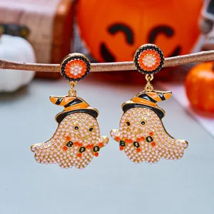 Detail von süßen Halloween Gespenst Ohrringen mit weißen Strasssteinen und Hexenhüten