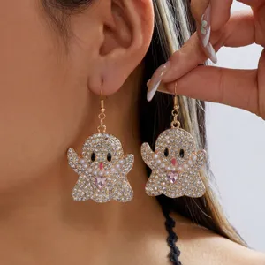Detailansicht von glitzernden Halloween-Geisterohrringen mit rosa Herz-Strasssteinen