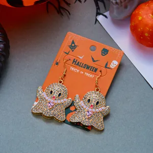 Makroansicht glitzernder Halloween-Geisterohrringe mit Strass auf einer Displaykarte