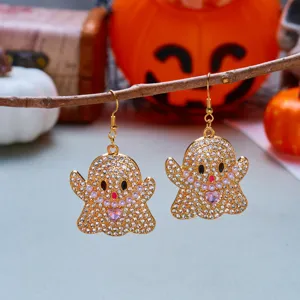 Detailaufnahme von vergoldeten Geister-Ohrringen mit glitzernden Strasssteinen für Halloween.