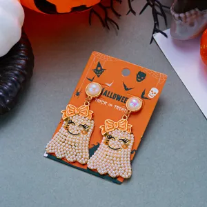 Süße Halloween-Geist-Ohrhänger mit Perlenverzierung auf orangefarbenem Display