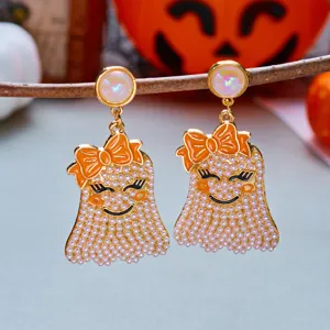 Detailansicht von Halloween-Geisterohrringen mit weißen Perlen und orangefarbenen Schleifen