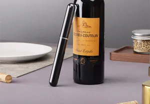 Close-up van een stijlvolle draagbare zwarte pen stijl wijnopener op een tafelblad.