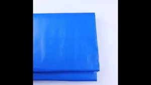 Vue rapprochée et détaillée du matériau de bâche bleu imperméable et épais durable.