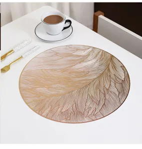 Ronde PVC placemat met goudveer patroon, waterdichte hittebestendige tafelmat voor thuis.
