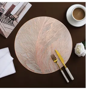 Ronde PVC gouden reliëf veer placemat, hittebestendige waterdichte tafelmat voor eetkamer.